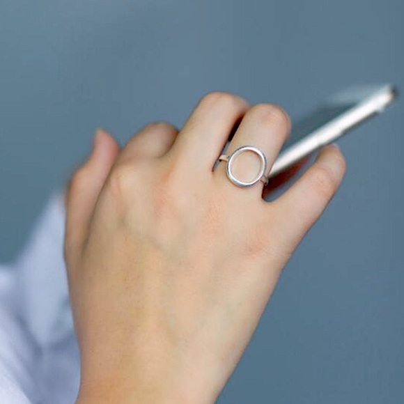 🔵𝟲𝟱%𝗢𝗙𝗙 𝗯𝘂𝗻𝗱𝗹𝗲𝘀 𝟯+🔵 NEW Silver Circle Minimalist Adjustable Ring - Picture 4 of 10
